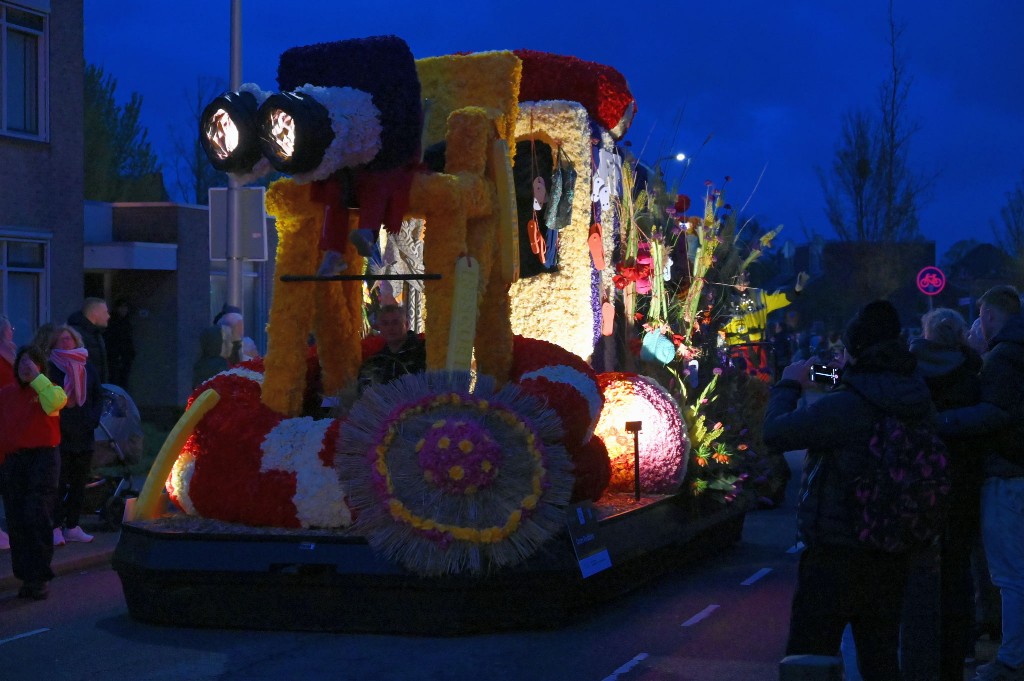 ../Images/Verlicht bloemencorso 2024 010.jpg